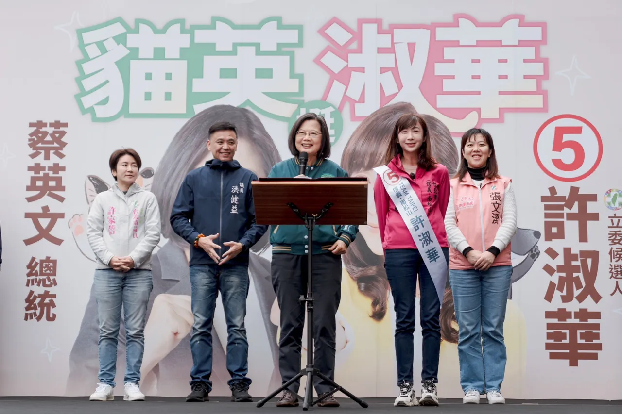總統蔡英文為台北市立委候選人許淑華站站台。民進黨提供