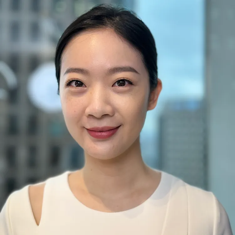 畫面左側臉為素顏狀態，右側臉為使用蜜桃乳+粉底液。張家玲攝