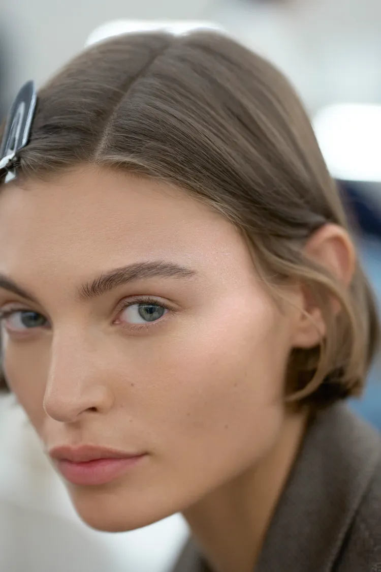 香奈兒2024春夏高訂秀上，Model們皆使用了全新原生美肌燦亮妝前乳#冰晶，打造無瑕美肌。品牌提供