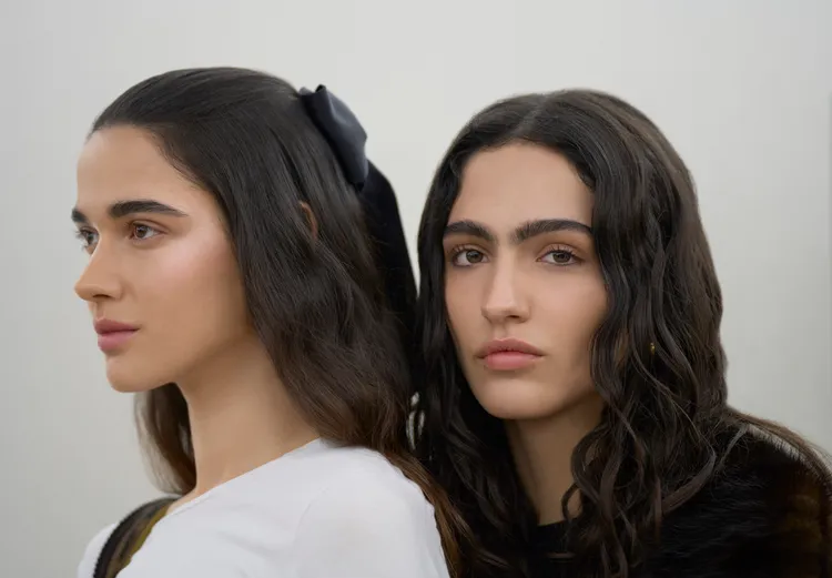 香奈兒2024春夏高訂秀上，Model們皆使用了全新原生美肌燦亮妝前乳#冰晶，打造無瑕美肌。品牌提供