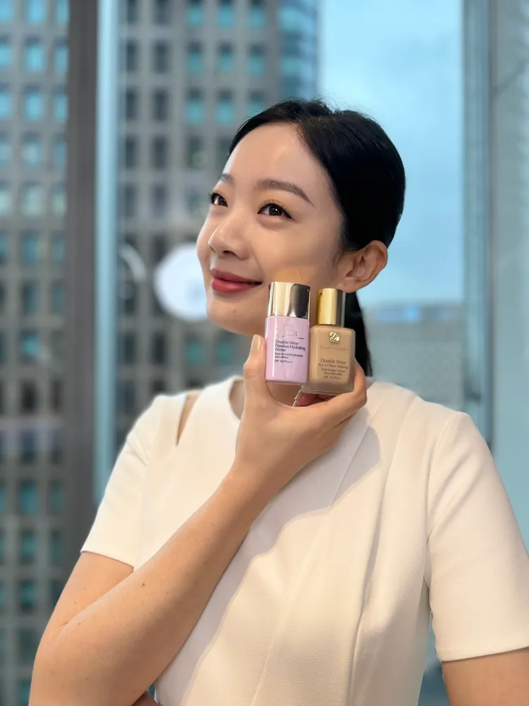 Model使用紫色調的粉持久氣色美美蜜桃乳搭配粉底液。張家玲攝