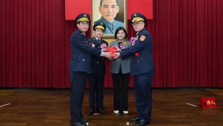 黃勢清（左二）擔任交接典禮監交人。翻攝畫面