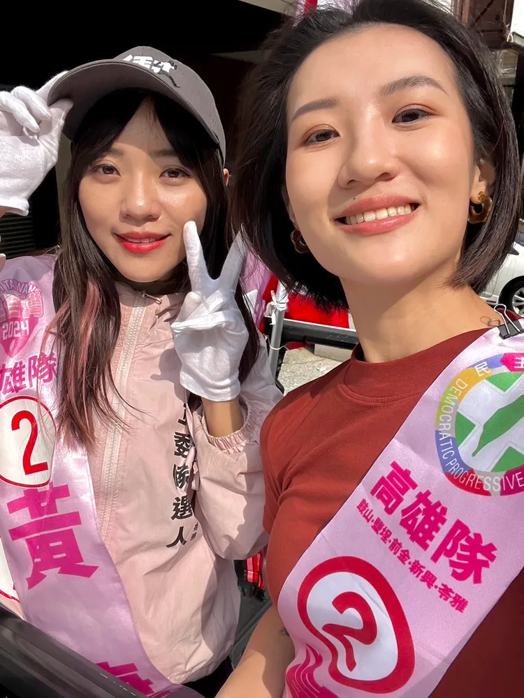 黃捷與妹妹黃蓉一起掃街拜票。黃捷總部提供