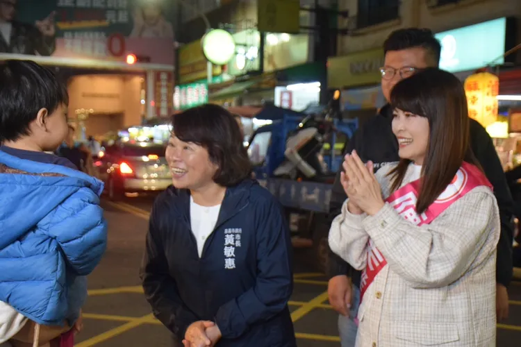黃敏惠1日傍晚，南下高雄陪同陳美雅到興中夜市掃街拜票。陳美雅總部提供