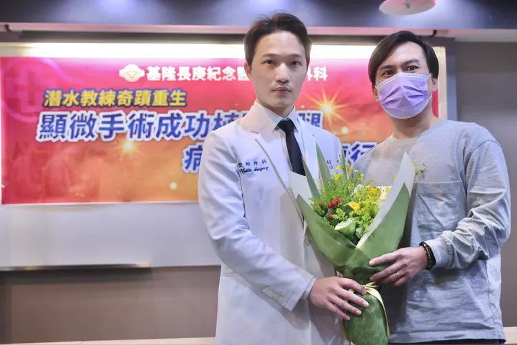 基隆長庚整形外科醫師藍靖宇(左)與吳先生(右)。林林攝