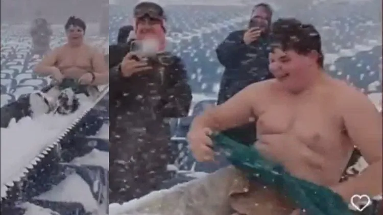 重量級球迷脫去上衣，在風雪中以人肉為球場清除積雪，玩的超嗨的。翻攝X@darrenrovell