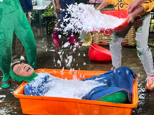 阿翔扮香菜被冰覆蓋　凍得牙齒打顫說不出話