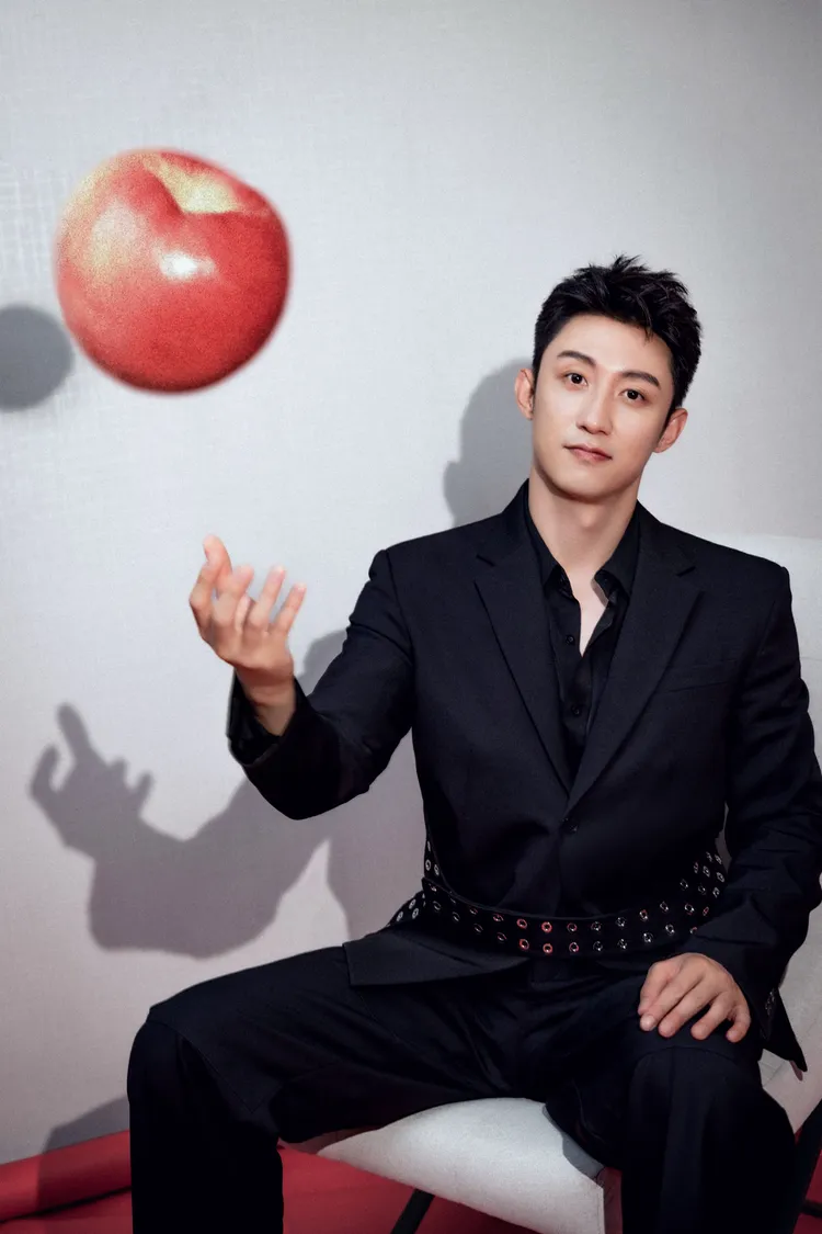 黃景瑜很體貼，會主動幫忙。翻攝黃景瑜工作室微博