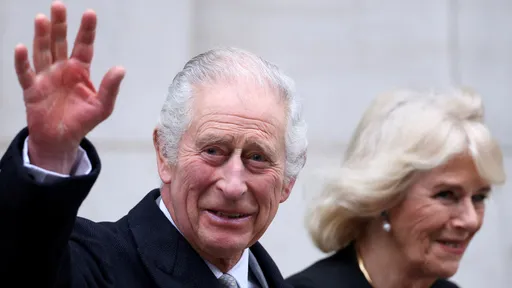 英王查理三世出院 與王后向民眾揮手致意