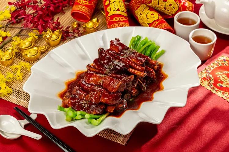 福容花蓮店「紅麴冰糖無錫骨」選用花東酒糟飼養豬，取其腩排，傳統菜色以創新的新技法製作。業者提供