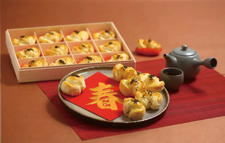 福容桃園店「鳳凰元寶酥」黃色元寶內嵌綿密紅豆泥，春節送禮造型討喜又好吃。業者提供