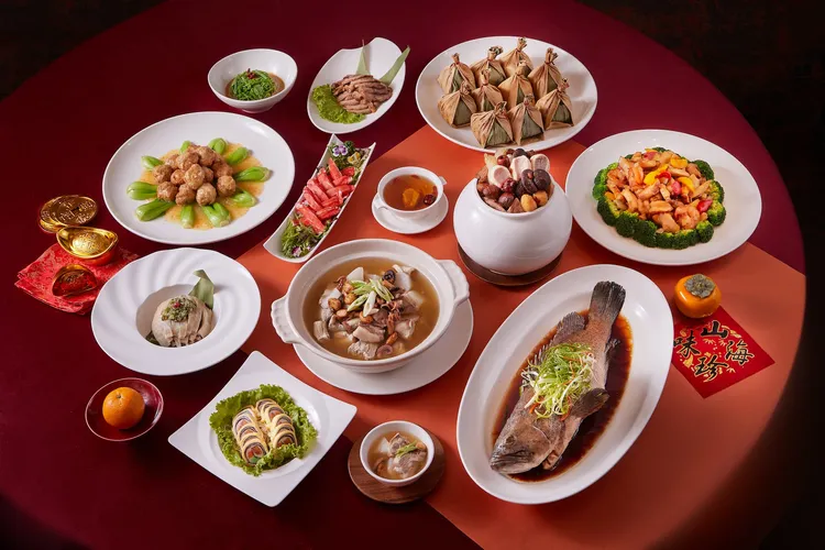 福容高雄店「福龍賜福」年菜外帶組合10人份1萬999元。業者提供