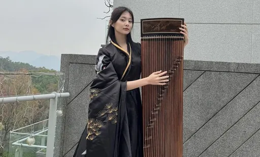 新年女神|周子瑜換裝仙氣彈古箏 迪麗熱巴碗公奶狂露四分之三