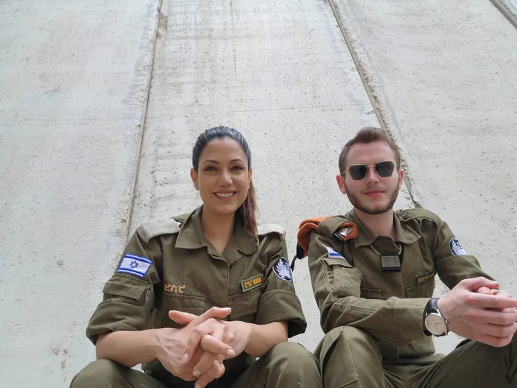 以色列女主播Lital Shemesh(左)。翻攝自社群X(推特)