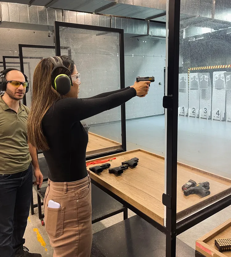 以色列女主播Lital Shemesh接受射擊訓練。翻攝自社群X(推特)