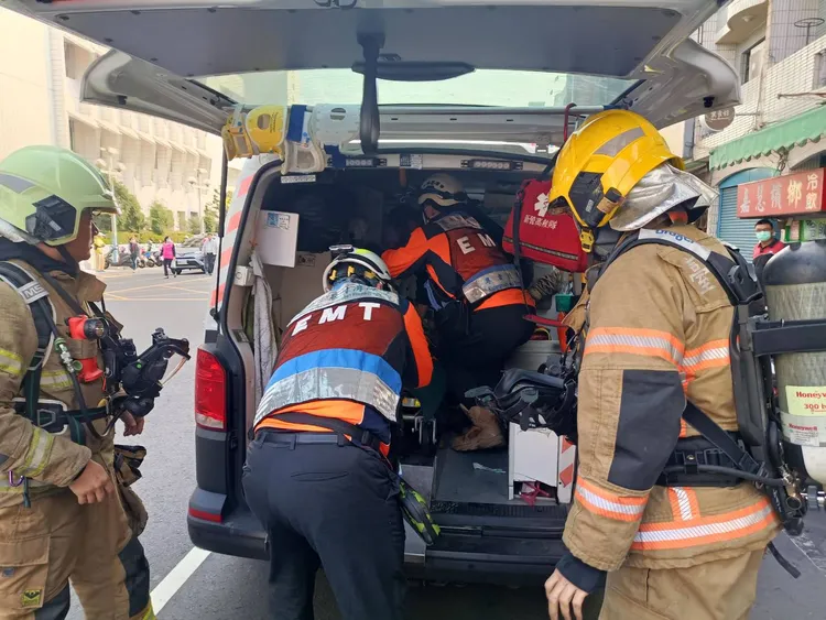 警消陸續救出3人送醫。讀者提供