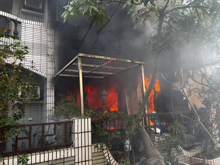 住家一樓驚傳大火。讀者提供