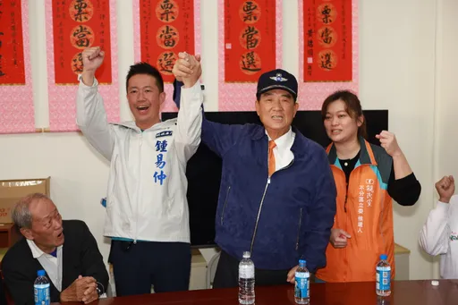 赴激戰區鳳山輔選表態「挺侯」　宋楚瑜籲政黨票還是要投親民黨