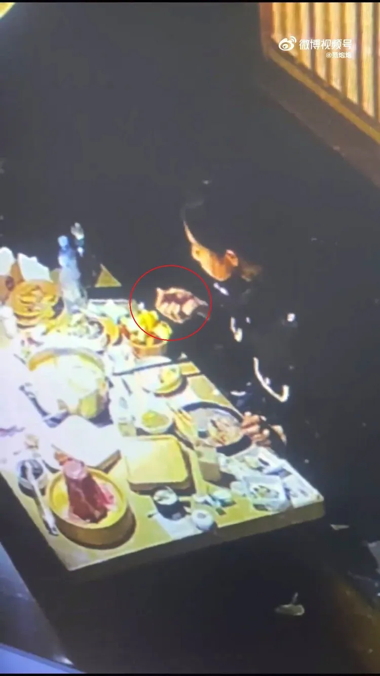 女子拔了下體毛捏在手上。翻攝自微博