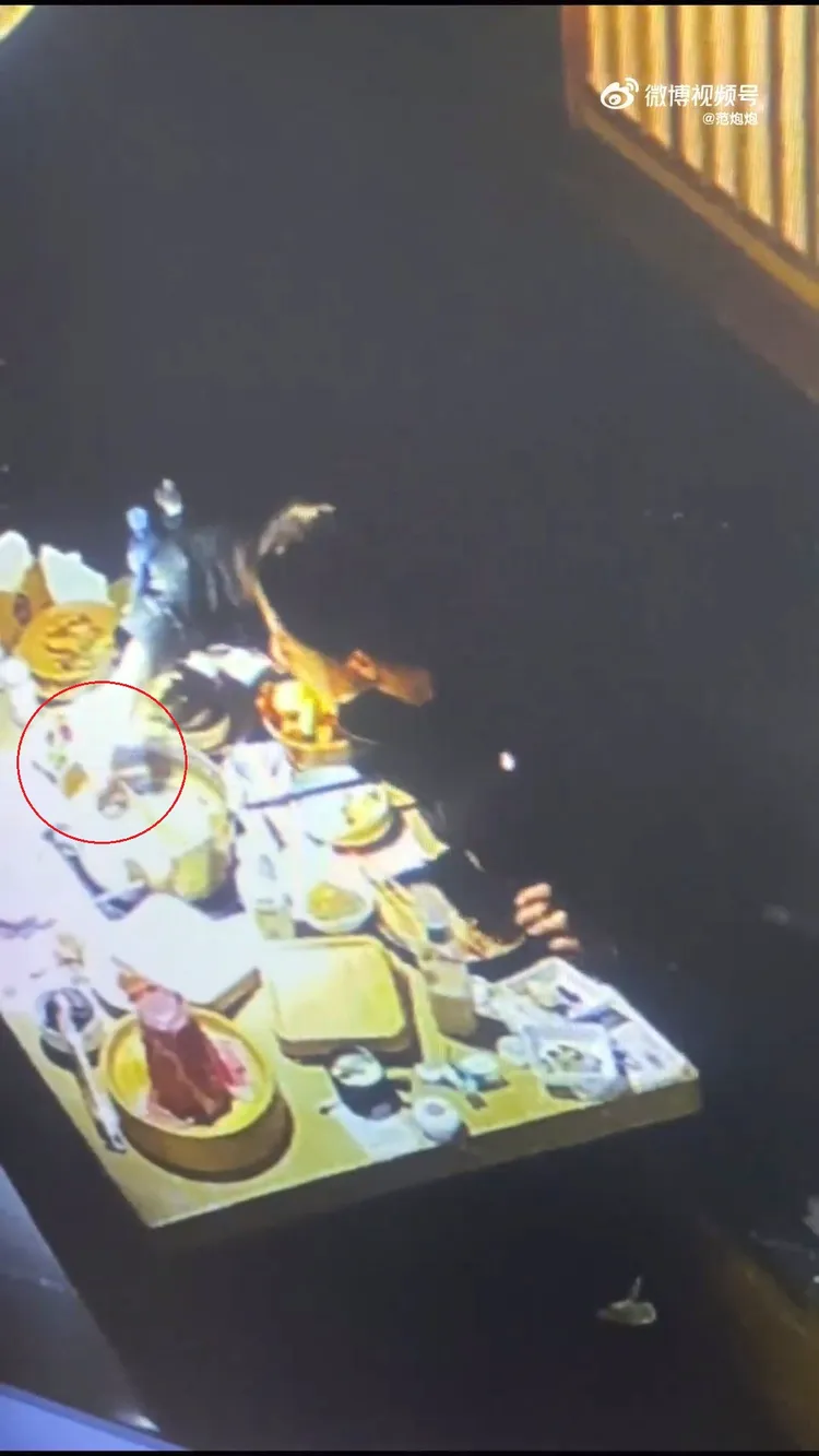 嫩妹把自己下體毛丟進鍋內。翻攝自微博