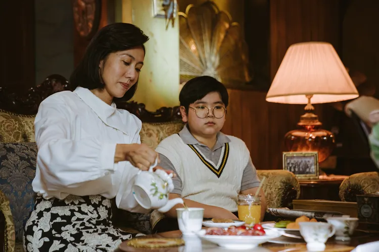 網友們對張詩盈（左）剝指甲的嚴重病況，直呼令人起雞皮疙瘩。八大提供