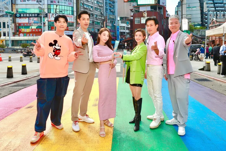 娛樂超skr主持人小鹿（左起）、楊皓崴、張家瑋、吳婉君、傅子純、娛樂超skr主持人阿甘。民視提供