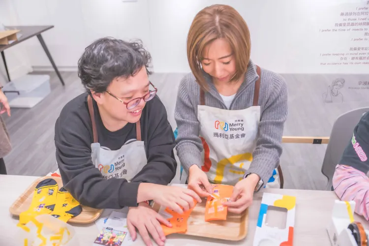 永齡暖心福袋送上快樂保暖襪，傳遞愛的溫度到台灣的偏鄉角落。永齡基金會提供