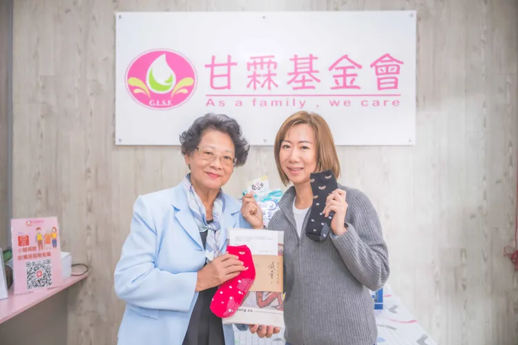永齡基金會執行長郭曉玲(右)與甘霖社會福利慈善事業基金會執行長林錦雪(左)。永齡基金會提供