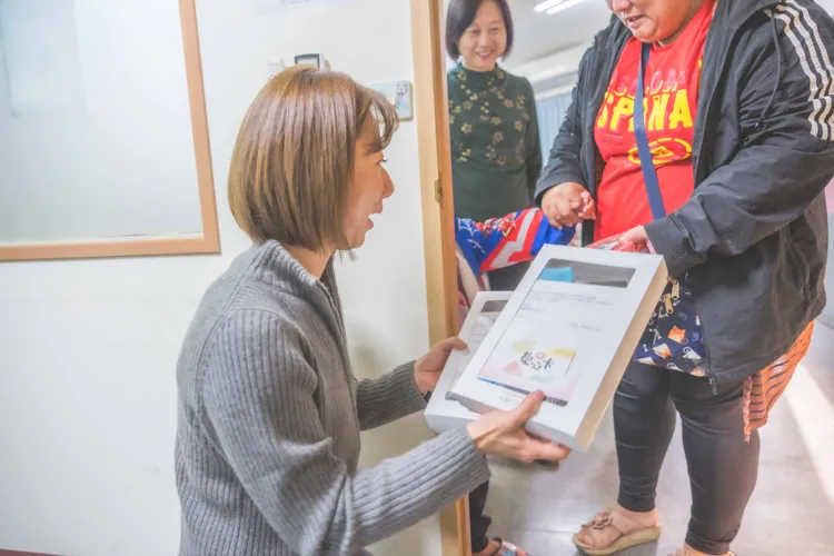 本次永齡基金會也將愛心卡送給清寒單親媽媽。永齡基金會提供