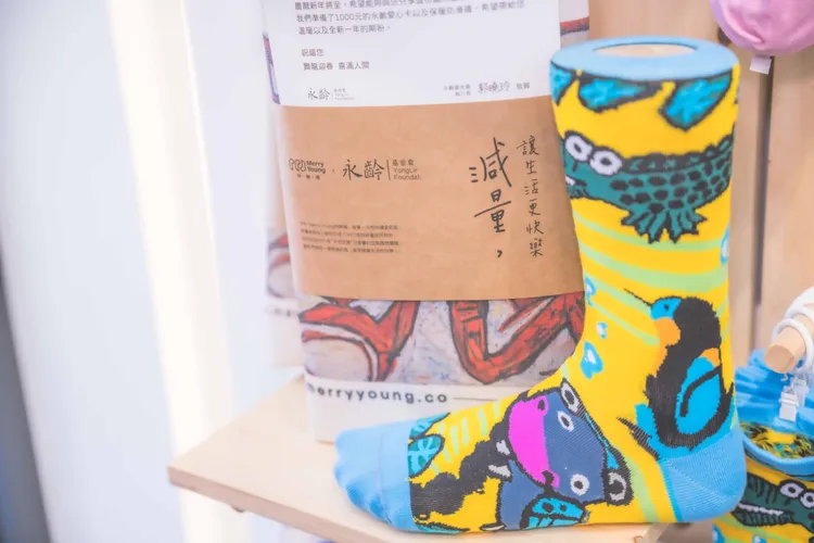 永齡暖心福袋送上快樂保暖襪。永齡基金會提供