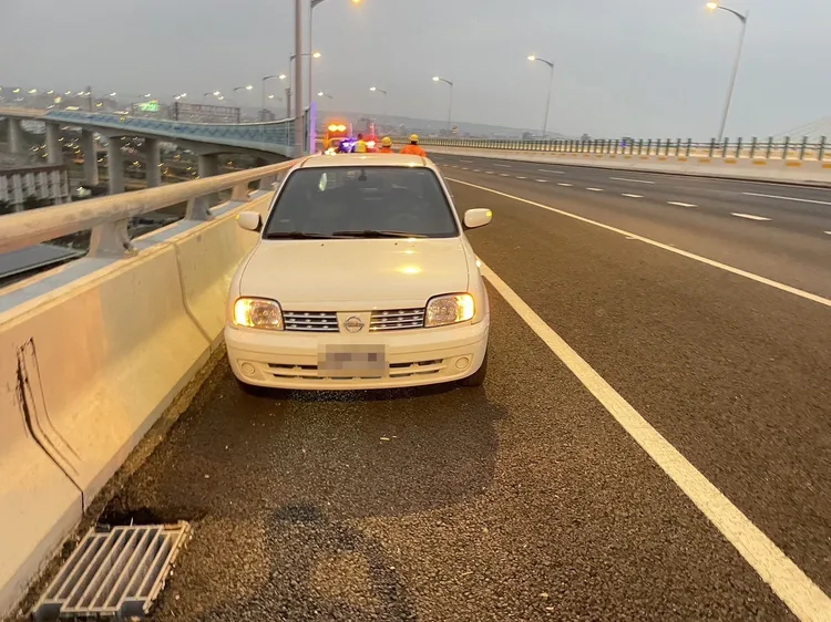 現場遺留汽車。翻攝畫面