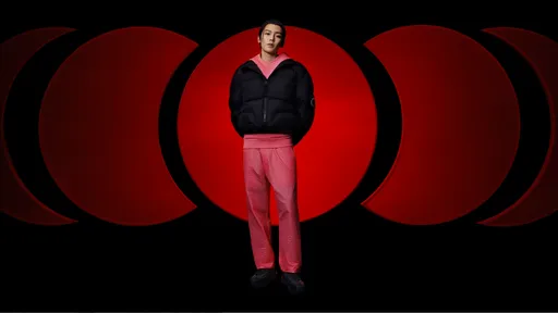 陸劇新生代男神龍年這樣穿 侯明昊MONCLER桃色造型透潮味