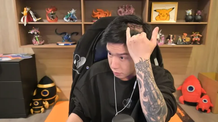  Toyz秀出頭頂傷口，向觀眾說明自己的傷勢狀況，還怒轟警方到場卻不作為。翻攝自YT頻道「 Toyz」