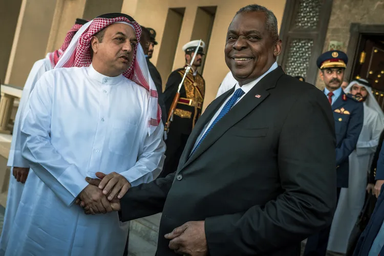 美國國防部長奧斯汀（右）上個月訪問烏代德空軍基地。路透社資料照片