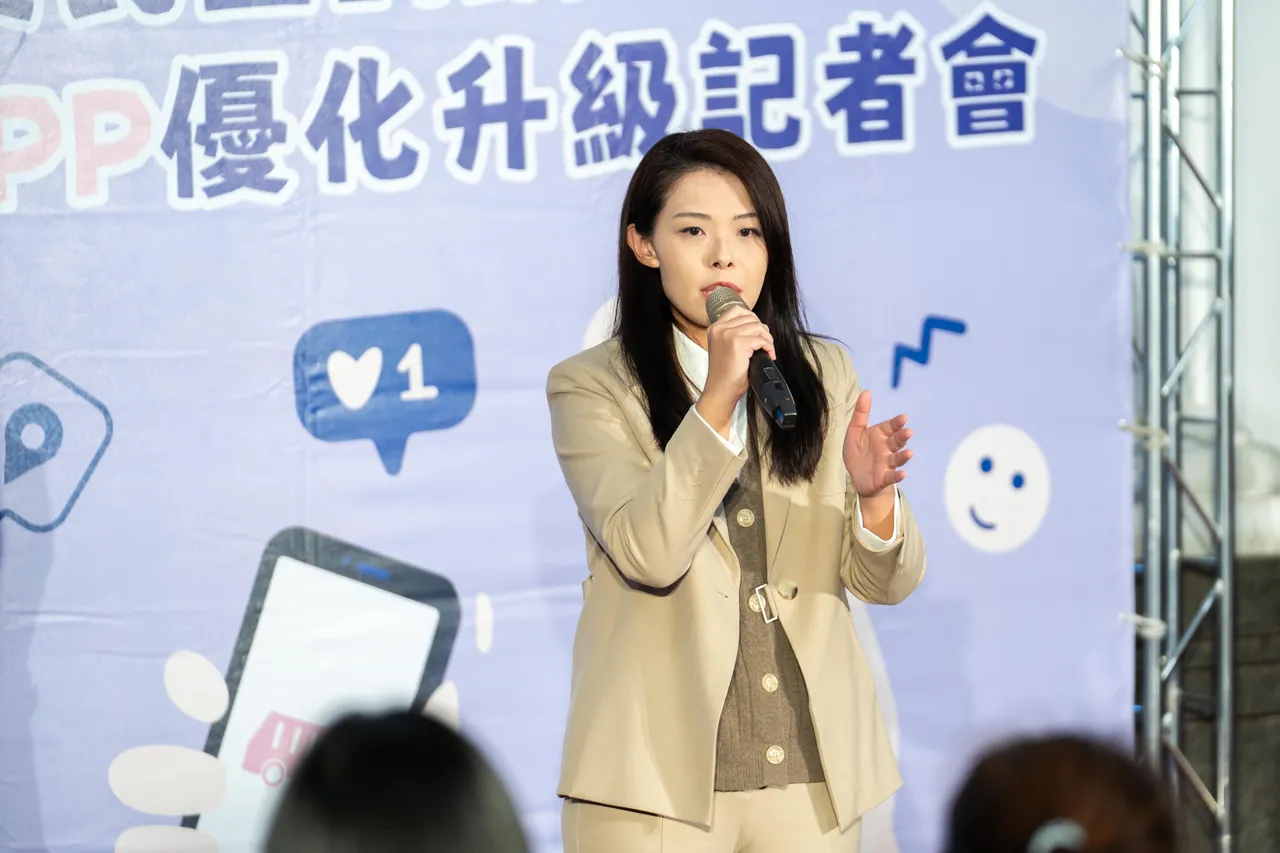 高虹安表示,民眾可以更精準的掌握清運車的動向,讓倒垃圾更輕鬆。新竹市府提供