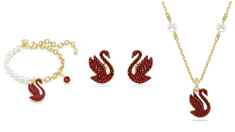 Swarovski Iconic Swan手鍊（左）6850元、Swarovski Iconic Swan耳釘（中）4950元、Swarovski Iconic Swan鍊墜（右）5950元。品牌提供