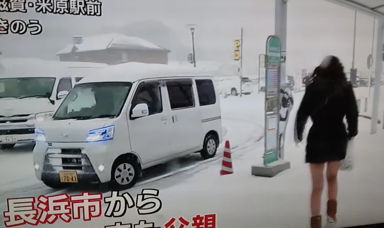 好不容易等到爸爸開車來接她，女高中生立刻跳上車。翻攝自社群X(推特)nontanのんたん