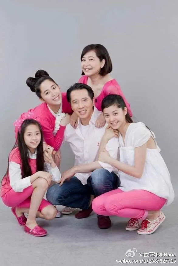 歐陽三姊妹少女時期和爸媽拍全家福。翻攝歐陽娜娜推特