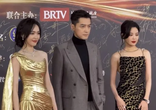 微博之夜|胡歌《繁花》翻紅帥坐C位享豔福!唐嫣閃金光辛芷蕾亮豹紋