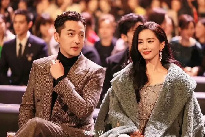 胡歌與劉詩詩坐一起。翻攝iWarrenS微博