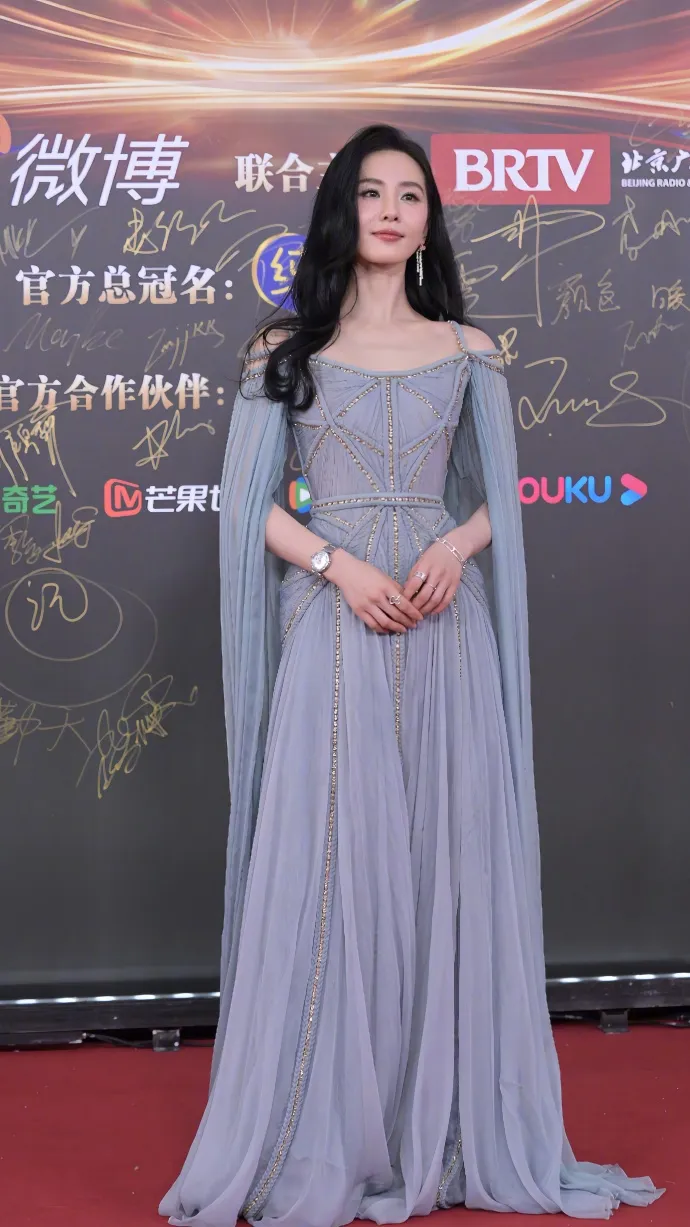 劉詩詩禮服仙氣十足。翻攝青春劇未央微博