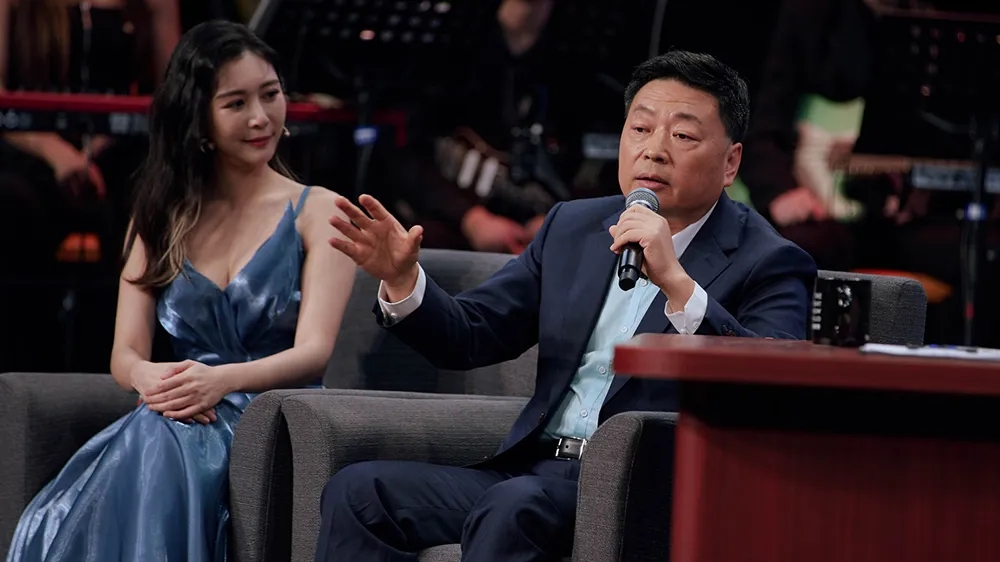 圖為王志安(右)上《賀瓏夜夜秀》言論惹爭議。翻攝自薩泰爾娛樂臉書