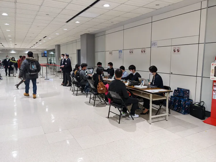 2月份前往日本特定機場旅客，在桃機出境候機室可預先確認入境資料，圖為2023年現場作業情況。桃機公司提供
