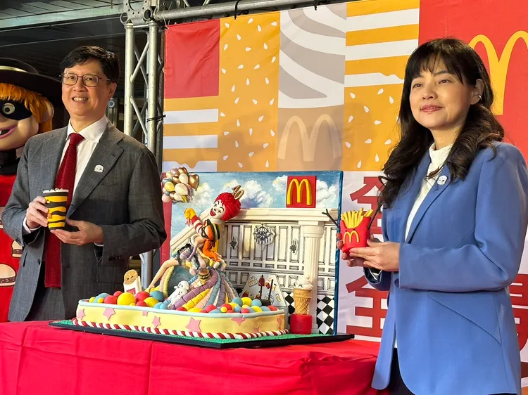 代言人蔡依林及皇后陛下團隊精心製作的生日蛋糕。陳怡文攝