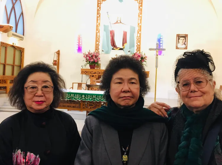 日前陳菊(中)、施明德前妻艾琳達(右)等親友舉辦彌撒替施明德祈福。翻攝自何宗勳臉書