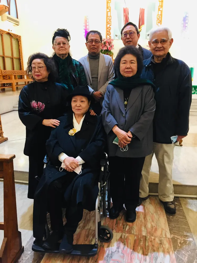 日前陳菊、姚立明、施明德前妻艾琳達等人為施明德舉行祈福彌撒。翻攝自何宗勳臉書