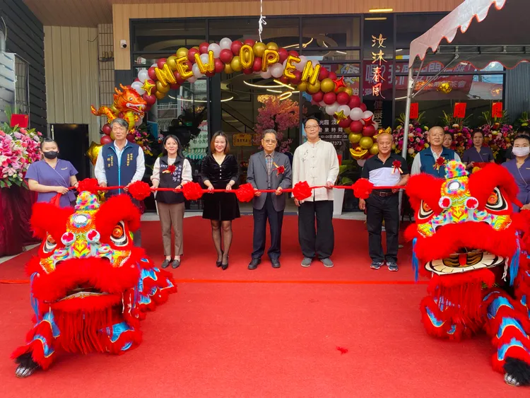 安南區最大的足體按摩會館開幕，市議員、里長受邀剪綵。王志弘攝