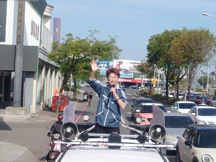 陳亭妃上街謝票。陳亭妃服務處提供