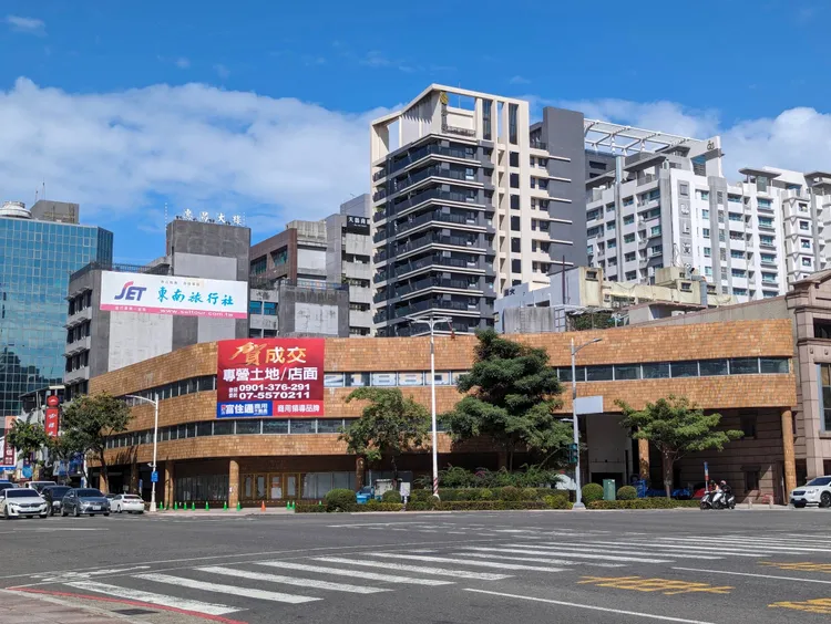 中華與中正路口前「主婦商場」據點，已空租長達25年，如今以月租130萬元承租給連鎖燒肉店。葉家銘攝