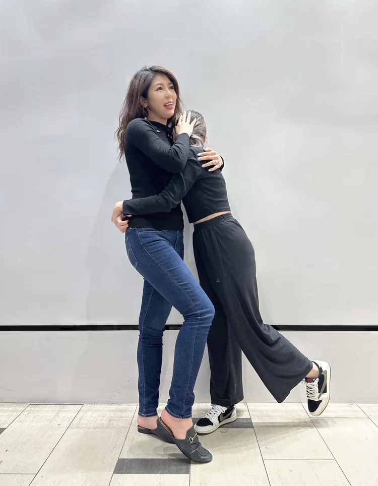 馮語婷過去也曾和李怡貞合影，並要求要馮語婷把臉別過去。翻攝自李怡貞臉書